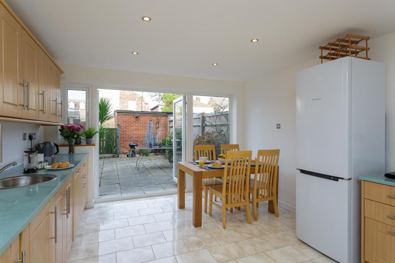 Best Price! Large Home For 4 - Smart Tv - Comfy Beds - Garden - 4 Single Beds Or 2 Doubles! Portsmouth Buitenkant foto