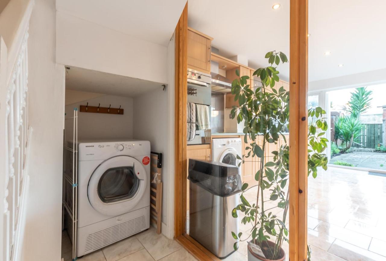 Best Price! Large Home For 4 - Smart Tv - Comfy Beds - Garden - 4 Single Beds Or 2 Doubles! Portsmouth Buitenkant foto