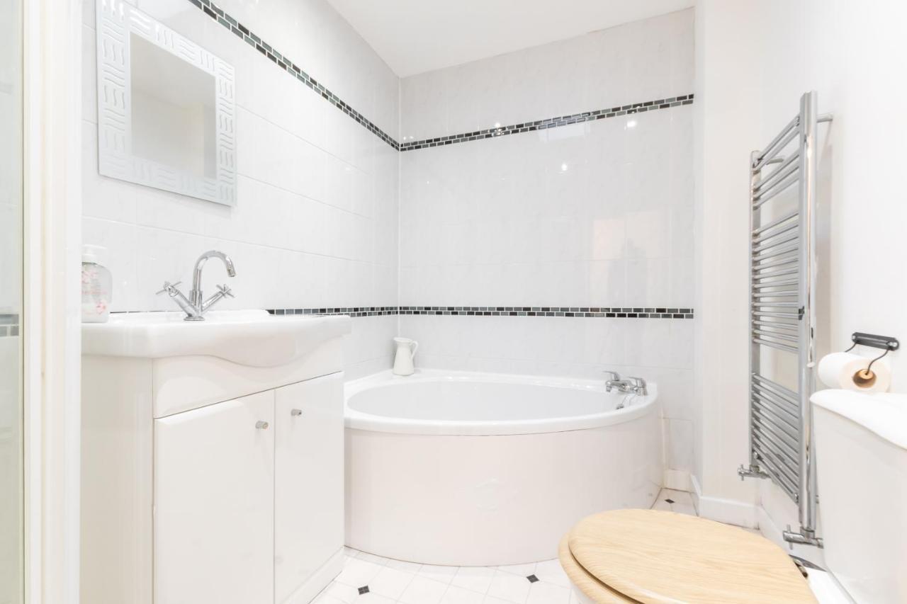 Best Price! Large Home For 4 - Smart Tv - Comfy Beds - Garden - 4 Single Beds Or 2 Doubles! Portsmouth Buitenkant foto
