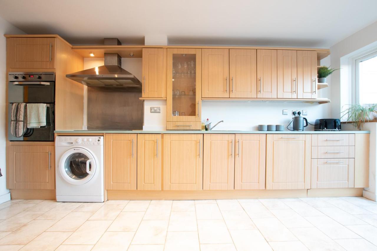 Best Price! Large Home For 4 - Smart Tv - Comfy Beds - Garden - 4 Single Beds Or 2 Doubles! Portsmouth Buitenkant foto